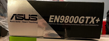 Un gamer compara su GPU de 2025 con una de 2009 y no está sorprendido por el rendimiento, sino por el tamaño de la caja